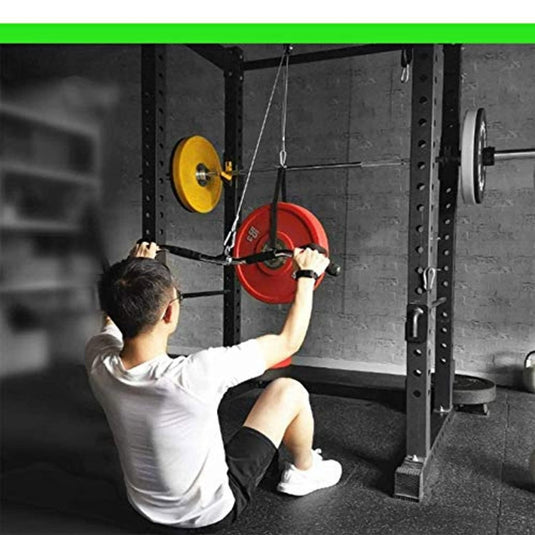 Een zittende man in een wit T-shirt en een donkere korte broek voert een halteroefening uit in een sportschool met selectieve kleuren die de rode halterschijven benadrukken op een effectief je rug en bicepsspieren trainen.