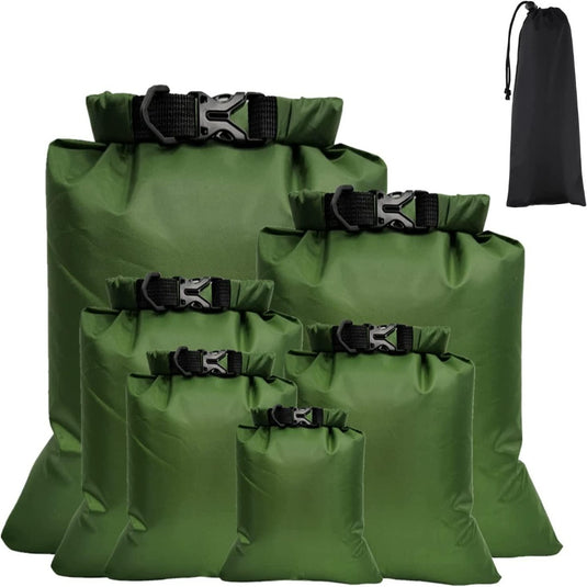 Set Green Ga dry bags in verschillende maten met zwarte banden en een draagtas. Ideaal voor elke buitenactiviteit.