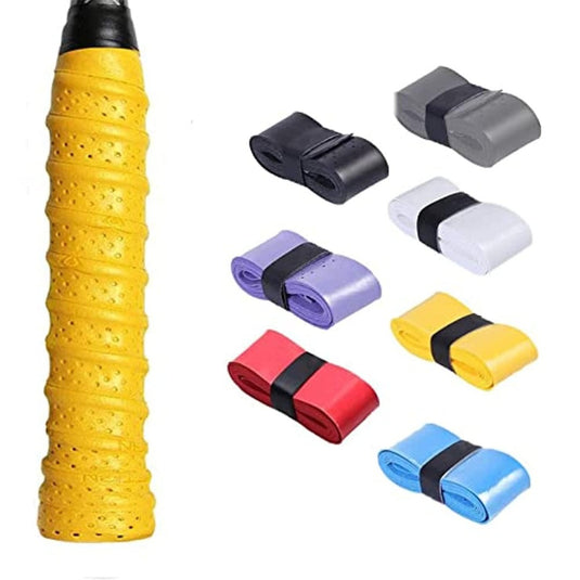 Een gele overgrip is om een handvat gewikkeld, naast zeven gevouwen padelgrips in zwart, grijs, wit, paars, rood, blauw en nog een witte, vastgezet met zwarte banden voor verbeterde grip. Product: Padelgripset: personaliseer je racket en verbeter je spel.