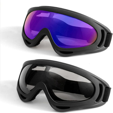 Twee paar Ontdek de ultieme skibrillen voor wintersport met reflecterende lenzen, één met paarse tint en de andere met grijze tint, tegen een witte achtergrond.