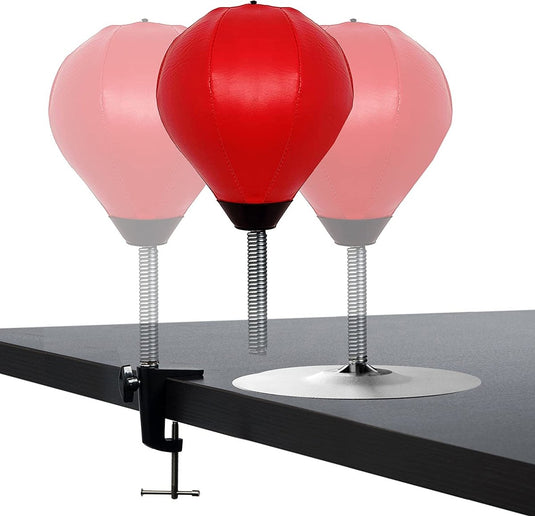 Drie ponsballonnen bevestigd aan een metalen staaf, met twee roze ballonnen en één rode ballon in het midden, gemonteerd op een tafelrand voor Ontdek de ultieme stressvermindering met onze uitgebreide stressvermindering boksbal.