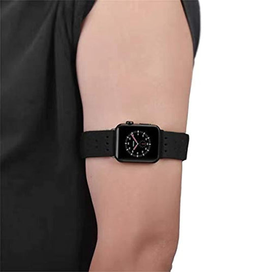 Een smartwatch met een Elevate Jouw Sportervaring met Ons Innovatieve Apple Watch Bandje gedragen om de linkerpols.