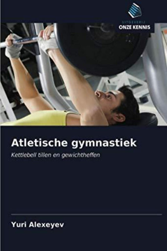 Man die een atletische gymnastiek uitvoert: Kettlebell tot en gewichtheffende oefening in de sportschool.