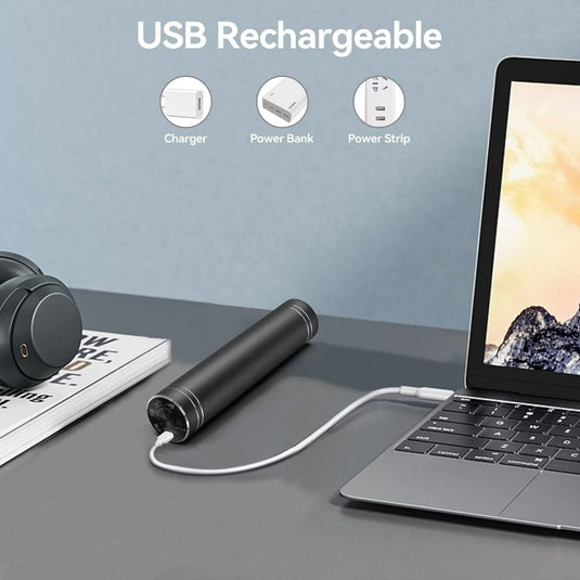 Beschrijving: Draagbare USB-oplaadbare intelligente ballenpomp met drukherkenning, verbonden met een laptop op een bureau met diverse gadgets.