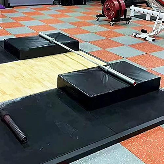Zin met productnaam: Olympische halterset opgesteld op deadliftblokken in een sportschool, met halterpads: de ultieme bescherming voor je halter en vloer tot bescherming vloer en vermindering van impact.