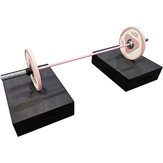 Een roze halter met gewichten geplaatst op zwarte platforms ontworpen om de impact te verminderen en de vloer te beschermen.
Productnaam: Halterpads: de ultieme bescherming voor je halter en vloer.