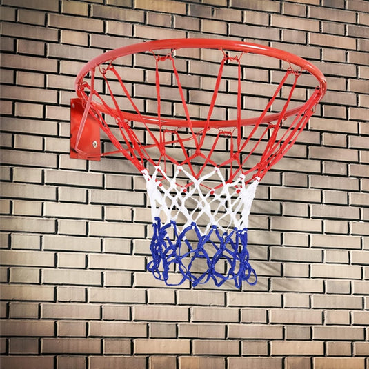 Een basketbalring met een rood, wit en blauw Basketbalnet voor thuis en buiten: Speelplezier voor groot en klein, gemaakt van weerbestendig nylon, gemonteerd op een bakstenen muur.