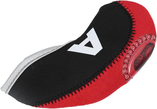 Een rood met zwarte neopreen golfclubhoezen met een wit logo.