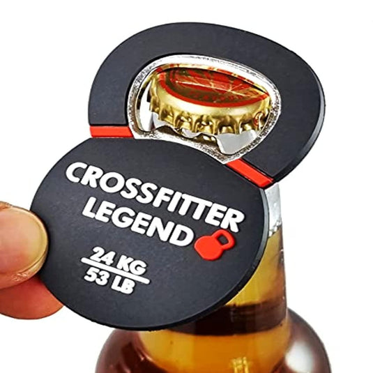 Een hand vasthouden De ultieme combinatie: Bieropener en kettlebell voor een complete fitnesservaring! met "crossfitter legend 24 kg 53 lb" erop gedrukt, een bierflesje openend.