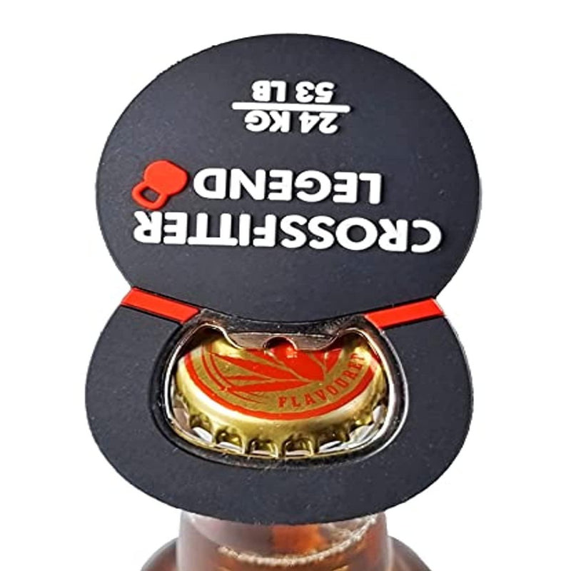 Laad afbeelding in Galerijviewer, Een zwarte De ultieme combinatie: Bieropener en kettlebell bevestigd aan een flesdop, waarbij de onderkant zichtbaar is met een rood en goud logo, tegen een witte achtergrond.
