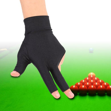 Een hand met een zwarte Verhoog je biljartspel met onze flexibele biljarthandschoen, gepositioneerd over een set rode snookerballen op een groene tafel met een speelbal in de verte.