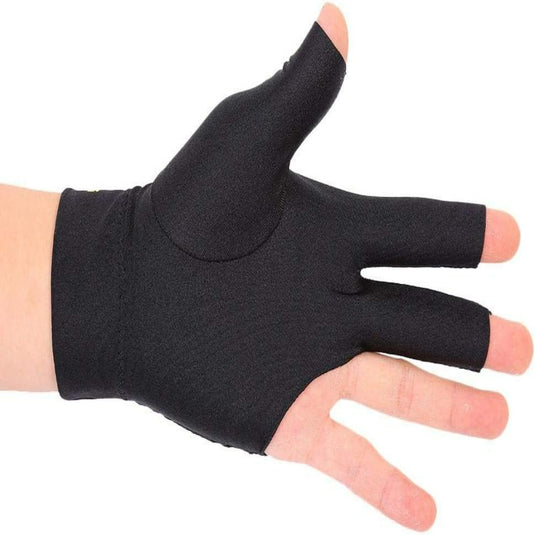 Een hand die een zwart, elastisch spandex-Verhoogmateriaal draagt je biljartspel met onze flexibele biljarthandschoen tegen een witte achtergrond.
