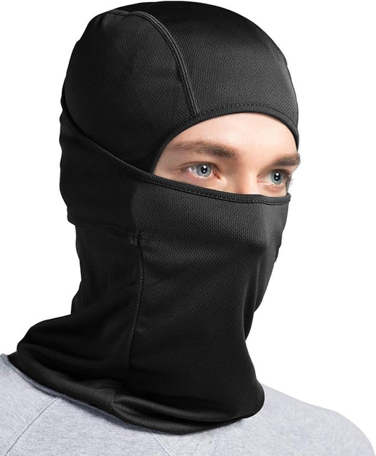 Een persoon draagt een zwarte Blijf warm en beschermd met onze multifunctionele bivakmuts met hun gezicht deels zichtbaar.