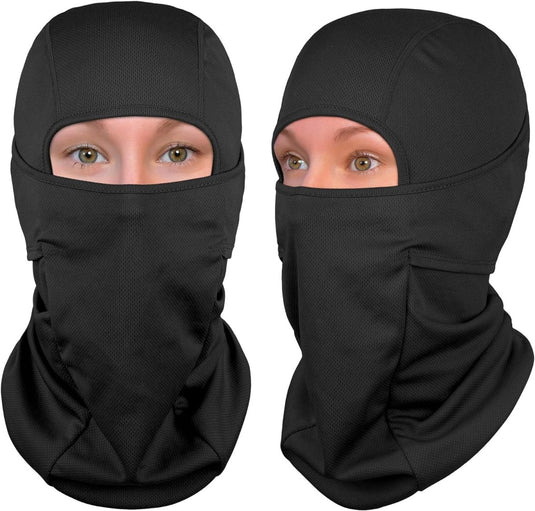 Twee afbeeldingen van een persoon die een zwarte draagt Blijf warm en comfortabel tijdens je winteractiviteiten met onze multifunctionele bivakmuts die het gezicht bedekt, waardoor alleen de ogen zichtbaar zijn.