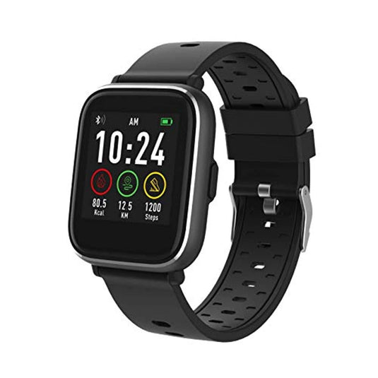 Ontdek de algemeen Ontdek de veelzijdige Bluetooth Smartwatch - Stijlvol horloge boordevol handige functies met weergave van tijd, aantal calorieën, afstand en stappenteller op een zwarte interface, met een zwarte geperforeerde band.