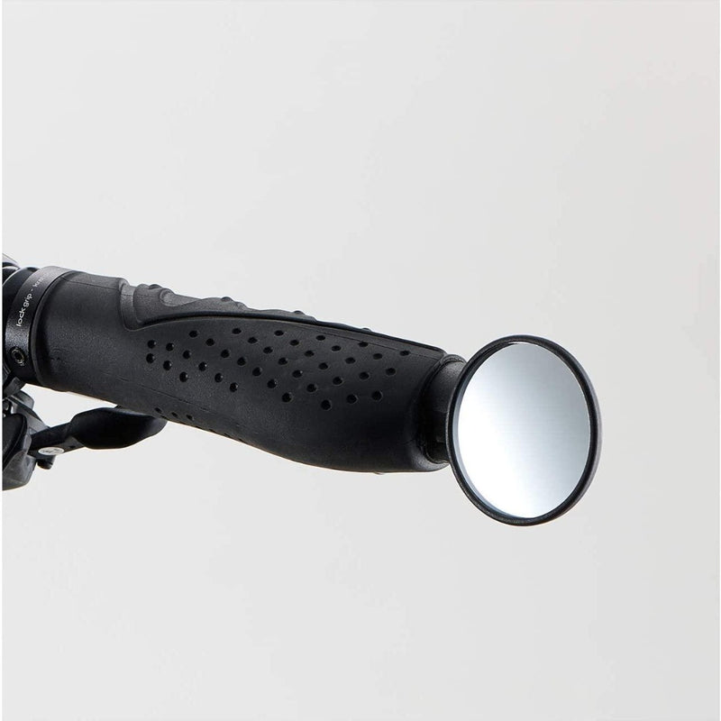 Laad afbeelding in Galerijviewer, Close-up van een zwart fietsstuur met daaraan een ronde achteruitkijkspiegel, Verbeter je fietstocht met de gebruikelijke BM-45 stuureinde fietsspiegel, met ultralicht ontwerp, op een lichtgrijze achtergrond.

