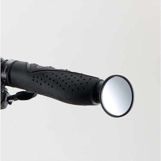 Close-up van een zwart fietsstuur met daaraan een ronde achteruitkijkspiegel, Verbeter je fietstocht met de gebruikelijke BM-45 stuureinde fietsspiegel, met ultralicht ontwerp, op een lichtgrijze achtergrond.