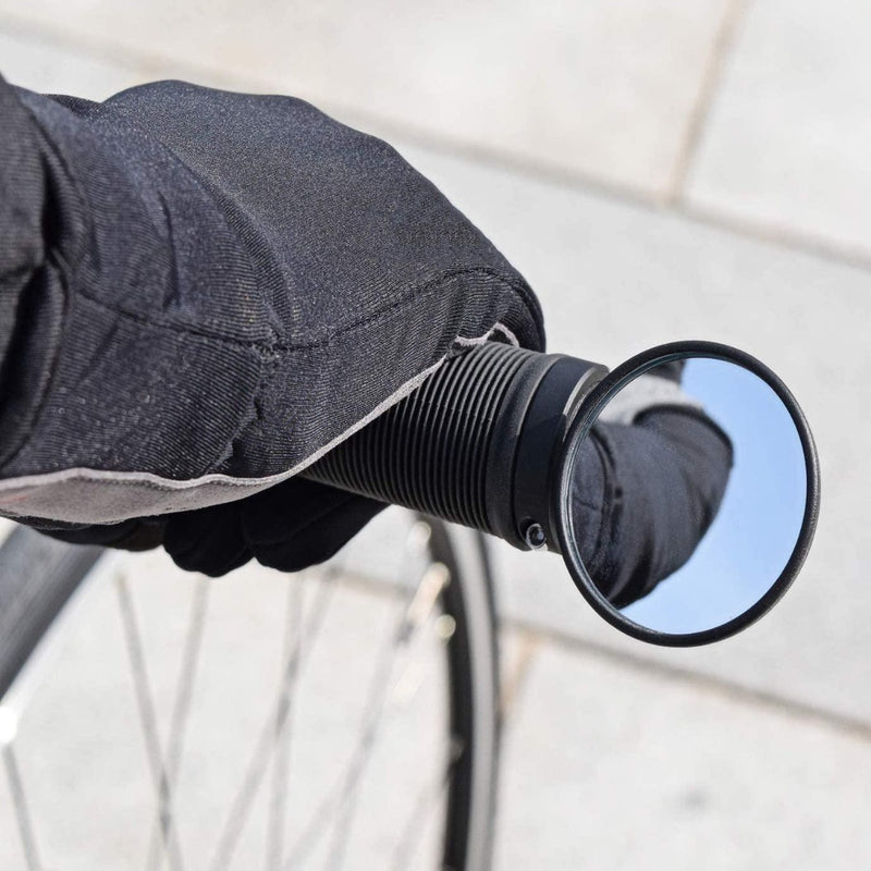 Laad afbeelding in Galerijviewer, Zin bij de productnaam: Een gehandschoende hand verstelt de BM-45 stuureinde fietsspiegel op een fietsstuur, waarbij veiligheid en zichtbaarheid centraal staan.
