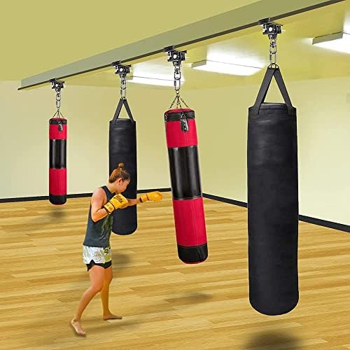 Een persoon oefent stoten op een bokszak die met de Bokszakbeugel installatie in een sportschool is defect.