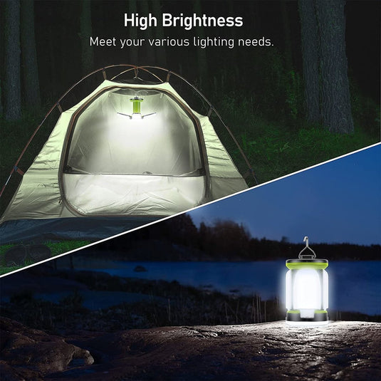 Een waterdichte en schokbestendige campinglamp voor buitenactiviteiten verlicht een tent in het donker en staat op een rots nabij een waterlichaam 's nachts, waarbij de sterke wordt vastgehouden.