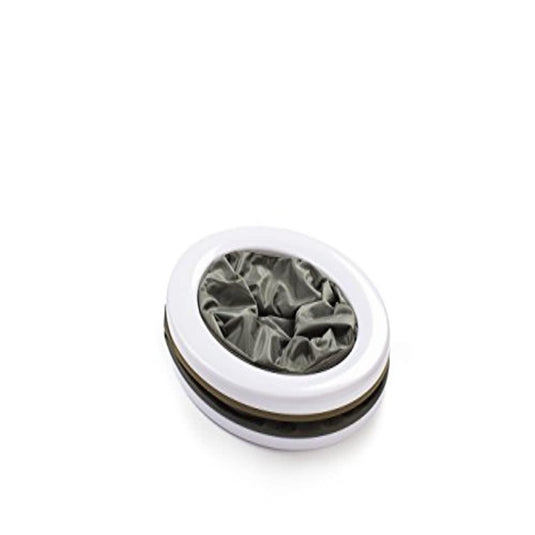 Een opvouwbare zwart-witte campingtoiletcontainer met een rond, transparant deksel, onderdeel van