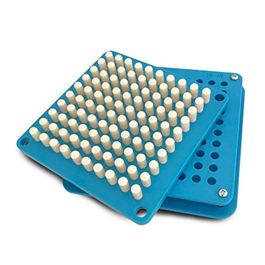 Een blauwe capsule-vullade met gedeeltelijk ingebrachte witte capsules staat naast een bijpassende basis, wat de efficiëntie van de Capsulevulmachine 0 voor het eenvoudig thuis maken van capsules aantoont.