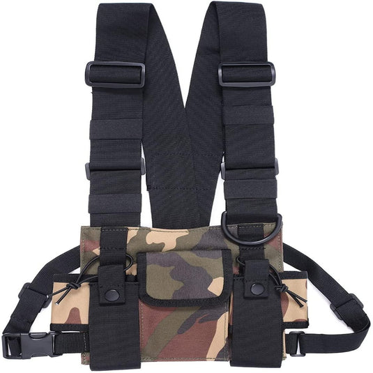Een afbeelding van een Crossbody tas voor sport met camouflagepatroon en verstelbare zwarte bandjes, voorzien van gespsluitingen en diverse zakken, gemaakt van waterafstotend materiaal.