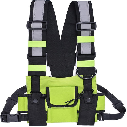 Een fel limoengroene en zwarte Crossbody tas voor sport met reflecterende strepen, verstelbare bandjes, meerdere voorzakken en gemaakt van waterbestendig materiaal.