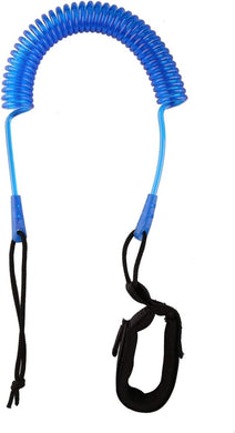 Een blauwe opgerolde SUP-leash: de veiligste manier om van het water te genieten met een polsband aan het ene uiteinde, ontworpen voor stand-up paddleboard-veiligheid.