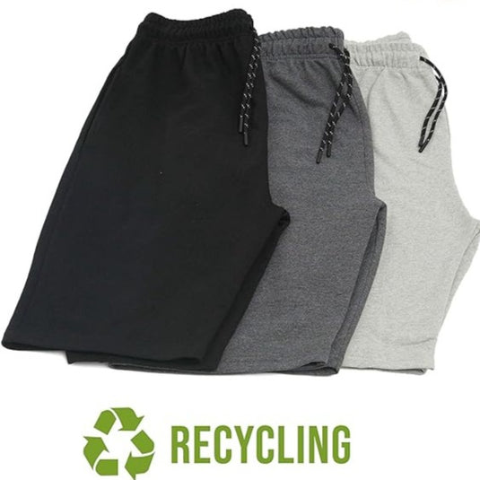 Drie paar Comfortabele, meestal bermudashorts voor heren in de kleuren zwart, grijs en lichtgrijs, met een recycling-symbool om aan te vervangen dat ze.