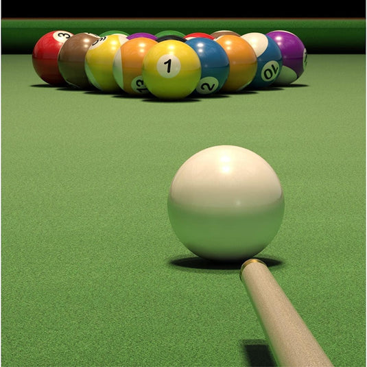 Verbeter je biljartspel met onze hoogwaardige keu gericht op een witte speelbal voor biljart tegenover een driehoekige formatie van veelkleurige biljartballen op een groene tafel.