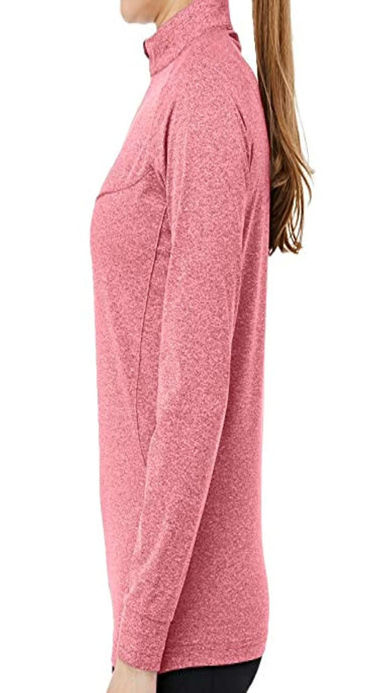 Zijaanzicht van een vrouw die een roze Ervaar ultiem comfort en stijl met ons hardloopshirt voor dames draagt.