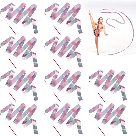 Een ritmische gymnaste beweegt moeiteloos een roze en blauwe Dansbanden voor kinderen, gemaakt van lichtgewicht polyester, te midden van betoverende patronen met hetzelfde lintontwerp.