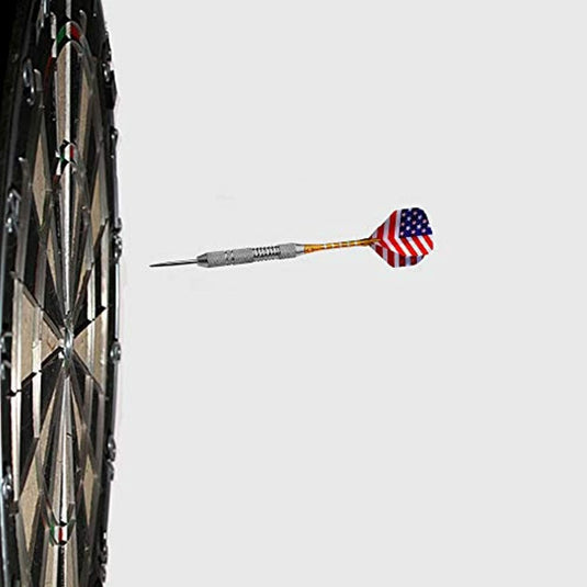 Een professionele metalen dartset met een ontwerp van de Amerikaanse vlag bevindt zich tijdens de vlucht in de lucht nabij een fietswiel.
