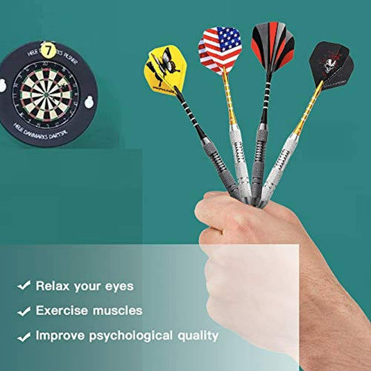 Een hand met vier darts met verschillende vlagontwerpen uit een professionele metalen dartset, gericht op een dartbord, met iconen die voordelen suggereren zoals spieroefeningen en verbeterde psychologische kwaliteit.