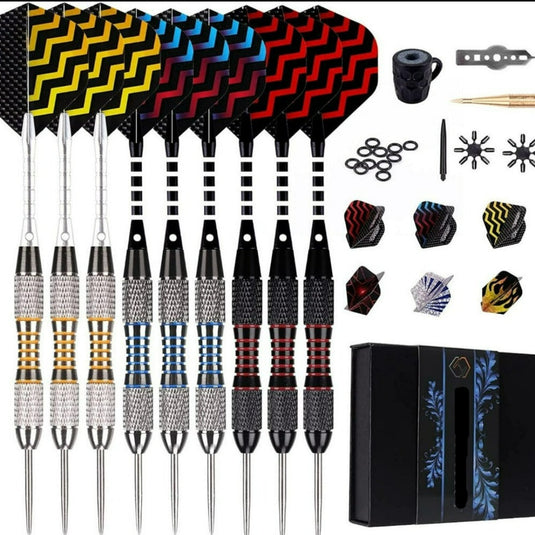 Een collectie dartaccessoires waaronder verschillend vormgegeven vluchten, schachten, Curved dartpijlen set: de perfecte grip voor verbeterde precisie, een darttool en een zwarte koffer met een decoratief patroon.