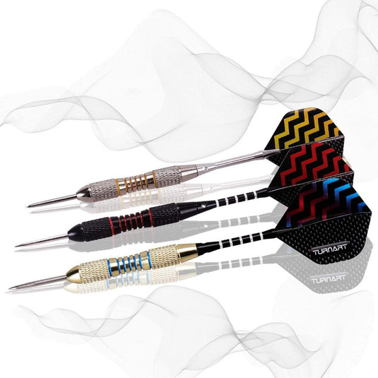 Drie professionele Curved dartpijlensets: de perfecte grip voor verbeterde precisie met metallic tips en kleurrijke vliegontwerpen op een grijs-witte abstracte achtergrond.