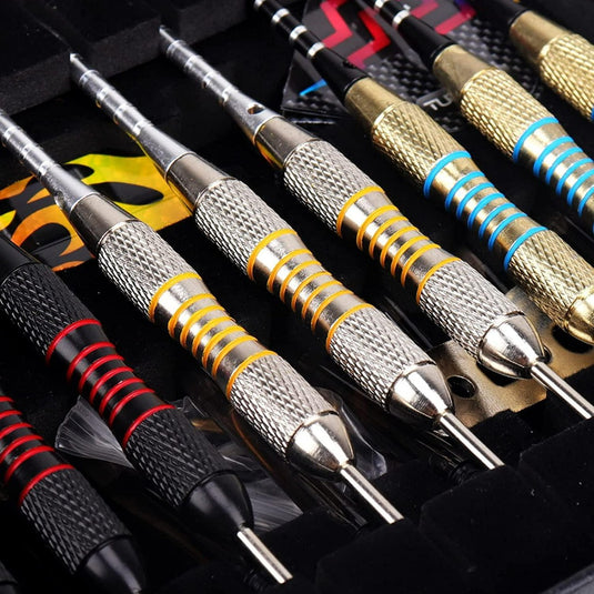 Een verzameling kleurrijke, gebogen dartpijlenset met metalen handvatten en diverse bitjes, voorzien van optimale grip, netjes gerangschikt in een zwarte gereedschapskoffer.