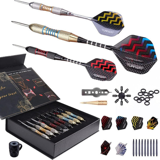 Gebogen dartpijlenset met diverse accessoires waaronder vluchten met optimale grip, schachten en een dartslijper, weergegeven met een open zwarte doos.