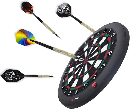 Elektronisch dartbord met Softtip dartpijlen set, gericht op het bord, met een kleurrijke dart en twee met zwart-witte ontwerpen.