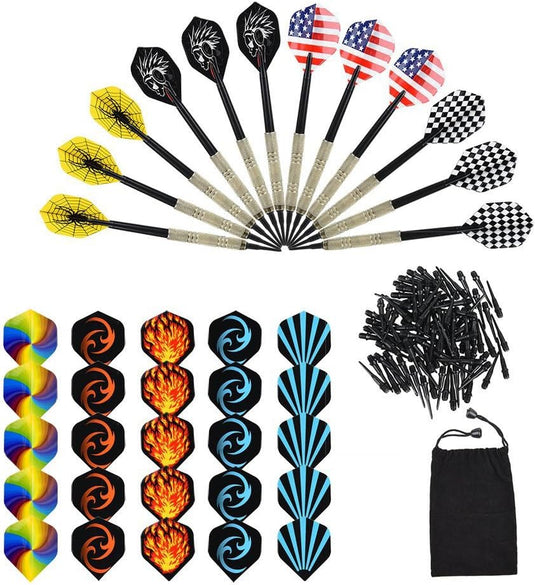 De Softtip dartpijlenset, perfect voor spelers van alle niveaus, bestaat uit professioneel ontworpen darts met kleurrijke flights en extra sets, plus dartpunten, allemaal elegant gepresenteerd in een compacte zwarte tas met trekkoord tegen een onberispelijk witte achtergrond.