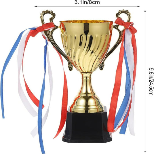 De perfecte gouden trofeebeker met blauwe, witte en rode linten op een zwarte basis, tegen een witte achtergrond met gelabelde afmetingen.