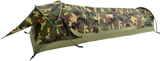 De ultieme ultralichte 1-persoons waterdichte persoonlijke BIVY-tent is voorzien van groene en bruine camouflagepatronen, ondersteund door meerdere palen. Hij is perfect voor lichtgewicht kamperen en gemaakt van waterdicht polyester, waardoor hij ideaal is om droog te blijven bij onvoorspelbaar weer.