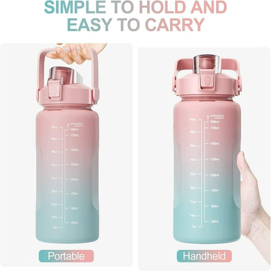 Vergelijking van een BPA-vrije, draagbare waterfles met een handvat voor gemakkelijk dragen en de ultieme 2 liter waterfles voor een gezonde levensstijl - Roze.