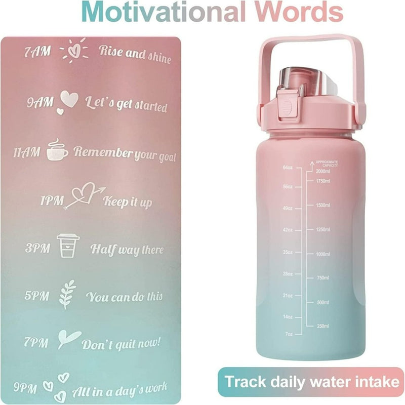 Laad afbeelding in Galerijviewer, Een pastelkleurige, BPA-vrije motivatie De ultieme 2 liter waterfles voor een gezonde levensstijl - Roze met een inhoud van 2 liter. Deze fles heeft inspirerende tijdmarkeringen en aan
