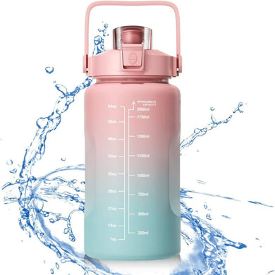 Een roze en blauw verloop De ultieme 2 liter waterfles voor een gezonde levensstijl - Roze met maataanduiding is omgeven door opspattend water.