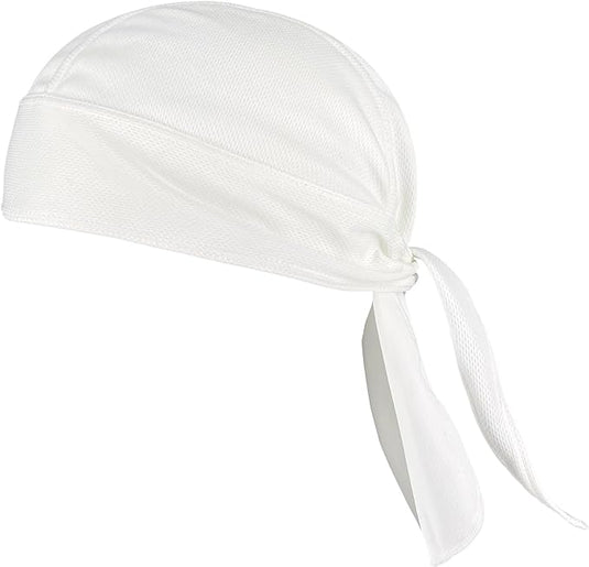 De ultieme bandana-pet voor elke sportieveling met lange staart en brede banden, gemaakt van geweven materiaal, geïsoleerd op een witte achtergrond.