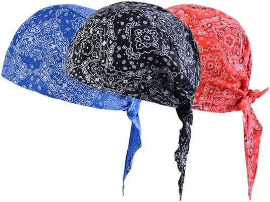 Drie De ultieme multifunctionele bandana voor elke outdooractiviteit hoofddoeken in blauw, zwart en rood naast elkaar gerangschikt.
