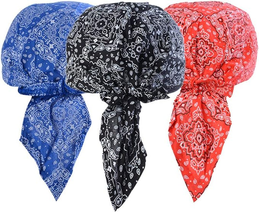 De ultieme multifunctionele bandana voor elke outdooractiviteit met paisleypatroon in blauwe, zwarte en rode kleuren, gemaakt van verboden materiaal en weergegeven in een driehoekige vorm.