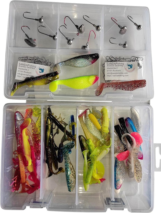 Open tacklebox met daarin diverse kunstaas waaronder De ultieme roofvissenset voor elke visser, zacht plastic aas in verschillende kleuren en verpakte haken.